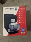 New Frigidaire Gallery 44 Lbs Countertop Touchscreen Ice Maker EFIC256-NAVY. Fixed Price $174.99.