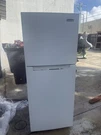 Magic Chef HMDR1000WE Top-freezer Freestanding Refrigerator White Adjustable Sh. Fixed Price $100.00.